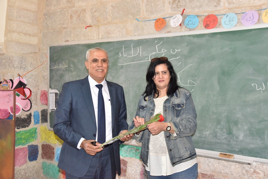 بمناسبة عيد الأم بلدية بيت لحم وحركة فتح ومديرية التربية والتعليم يعايدون المعلمات في المدارس