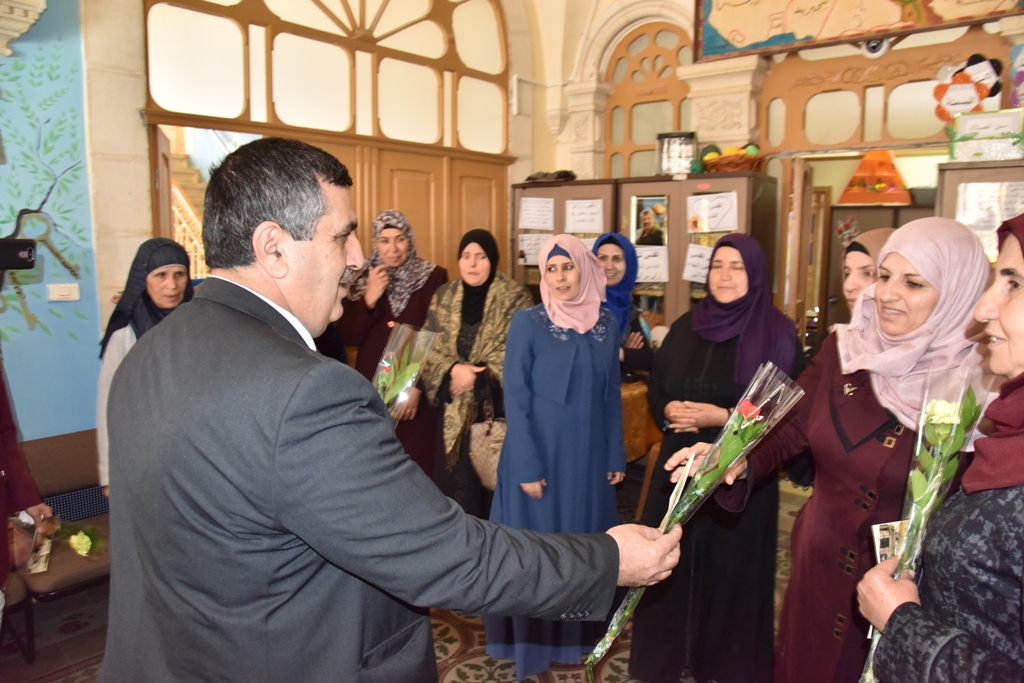 بمناسبة عيد الأم بلدية بيت لحم وحركة فتح ومديرية التربية والتعليم يعايدون المعلمات في المدارس