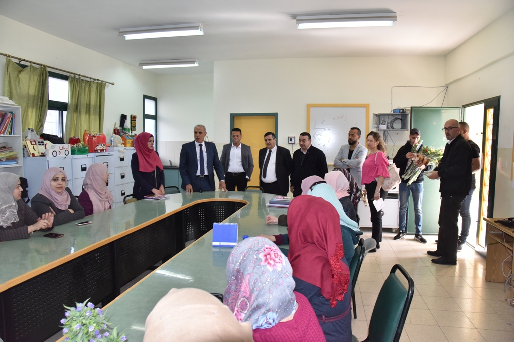 بمناسبة عيد الأم بلدية بيت لحم وحركة فتح ومديرية التربية والتعليم يعايدون المعلمات في المدارس