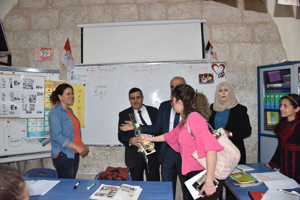 بمناسبة عيد الأم بلدية بيت لحم وحركة فتح ومديرية التربية والتعليم يعايدون المعلمات في المدارس