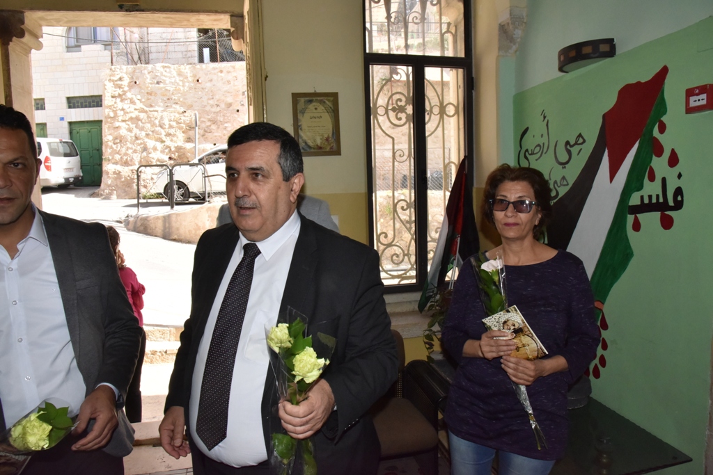 بمناسبة عيد الأم بلدية بيت لحم وحركة فتح ومديرية التربية والتعليم يعايدون المعلمات في المدارس