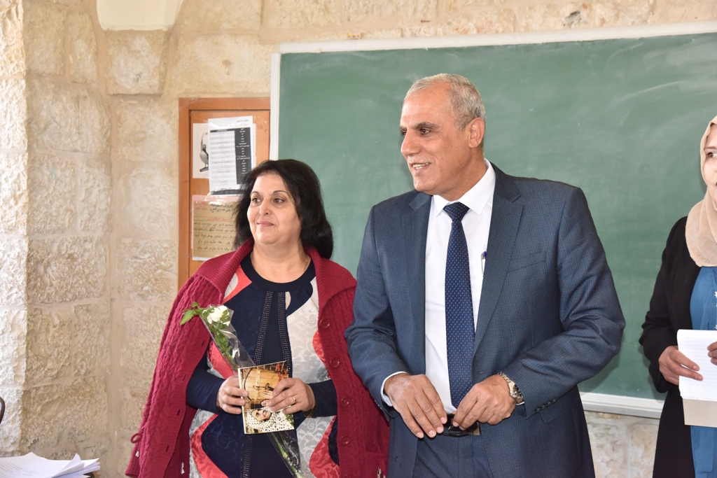 بمناسبة عيد الأم بلدية بيت لحم وحركة فتح ومديرية التربية والتعليم يعايدون المعلمات في المدارس