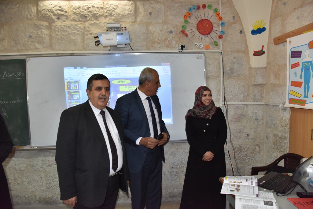 بمناسبة عيد الأم بلدية بيت لحم وحركة فتح ومديرية التربية والتعليم يعايدون المعلمات في المدارس