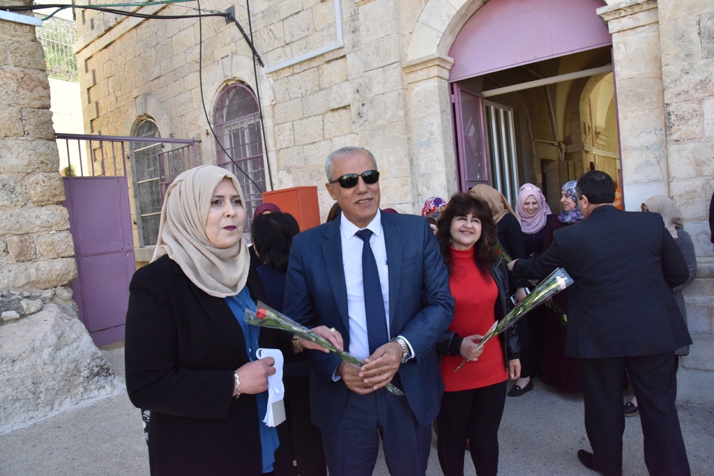 بمناسبة عيد الأم بلدية بيت لحم وحركة فتح ومديرية التربية والتعليم يعايدون المعلمات في المدارس