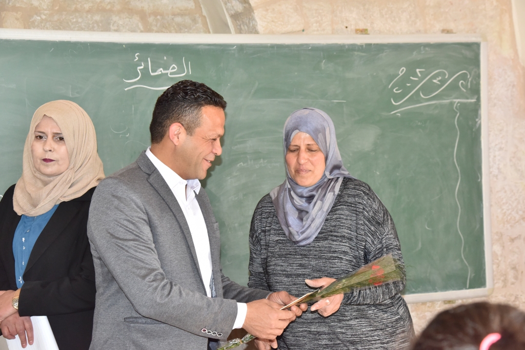 بمناسبة عيد الأم بلدية بيت لحم وحركة فتح ومديرية التربية والتعليم يعايدون المعلمات في المدارس