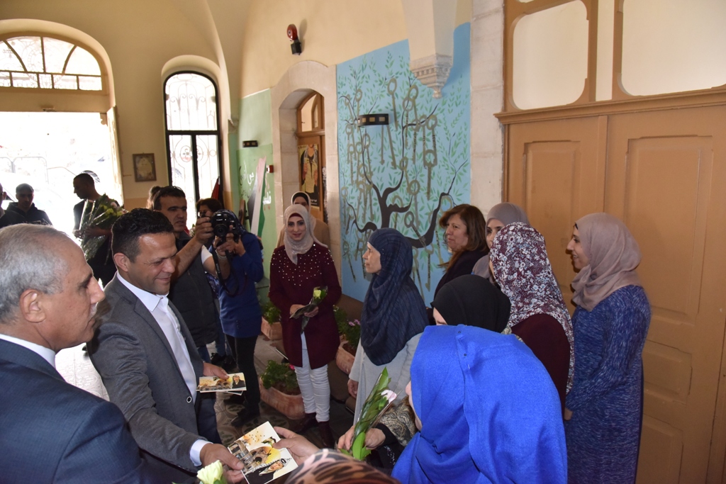 بمناسبة عيد الأم بلدية بيت لحم وحركة فتح ومديرية التربية والتعليم يعايدون المعلمات في المدارس