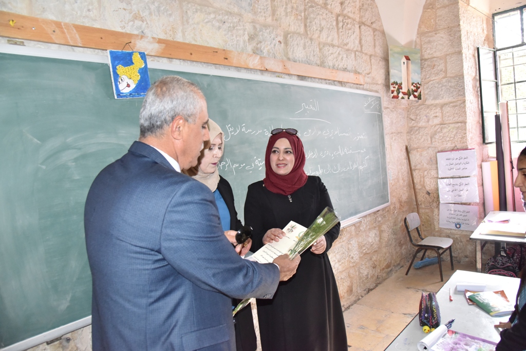 بمناسبة عيد الأم بلدية بيت لحم وحركة فتح ومديرية التربية والتعليم يعايدون المعلمات في المدارس