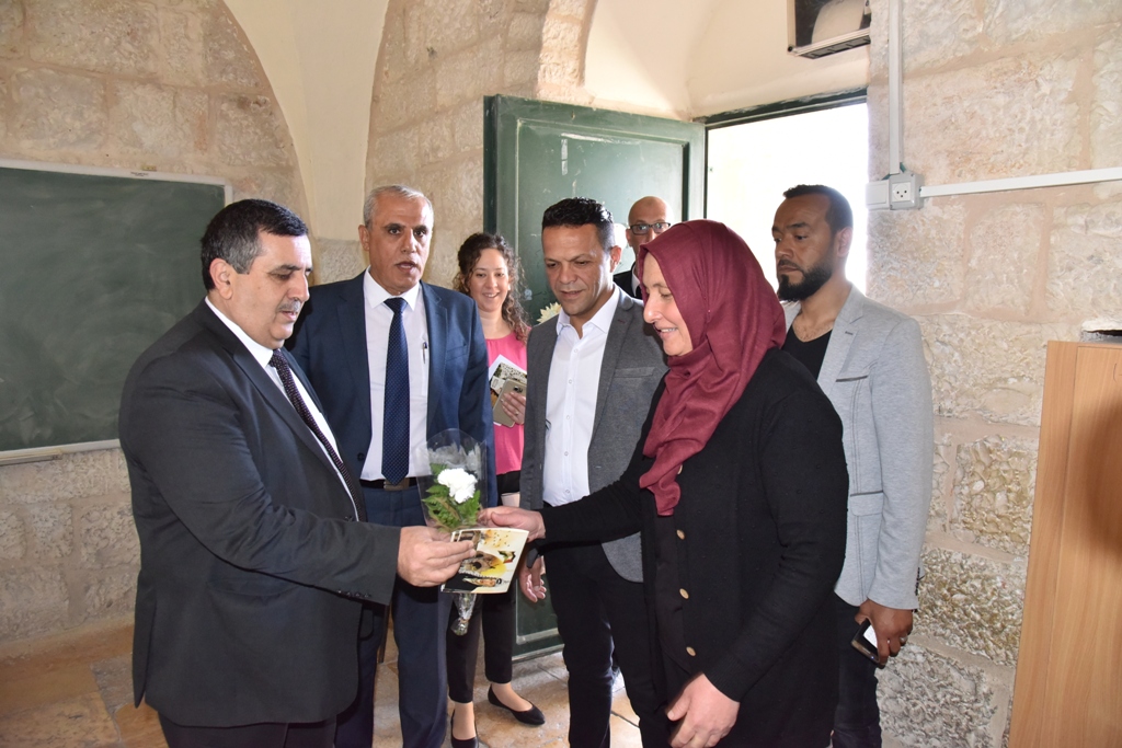 بمناسبة عيد الأم بلدية بيت لحم وحركة فتح ومديرية التربية والتعليم يعايدون المعلمات في المدارس