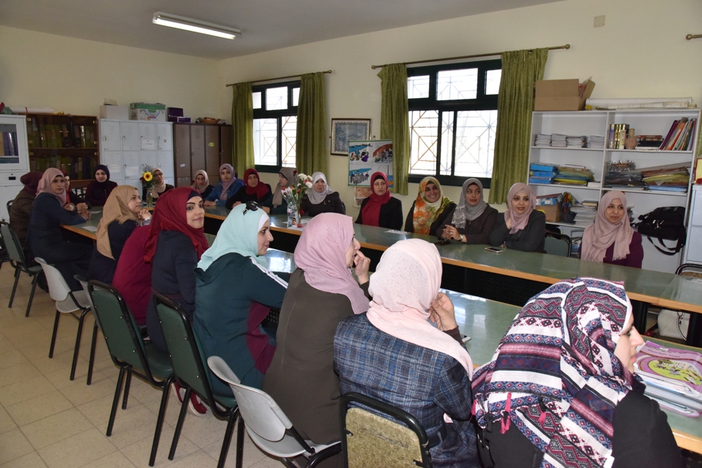 بمناسبة عيد الأم بلدية بيت لحم وحركة فتح ومديرية التربية والتعليم يعايدون المعلمات في المدارس