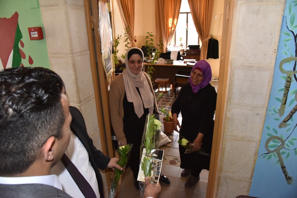 بمناسبة عيد الأم بلدية بيت لحم وحركة فتح ومديرية التربية والتعليم يعايدون المعلمات في المدارس