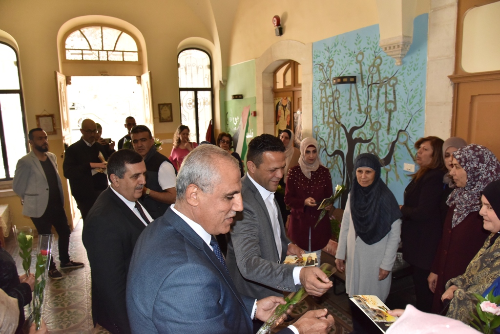 بمناسبة عيد الأم بلدية بيت لحم وحركة فتح ومديرية التربية والتعليم يعايدون المعلمات في المدارس