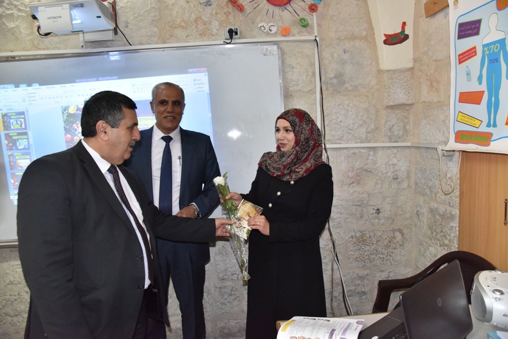 بمناسبة عيد الأم بلدية بيت لحم وحركة فتح ومديرية التربية والتعليم يعايدون المعلمات في المدارس