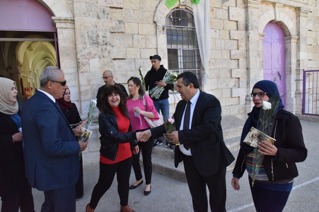 بمناسبة عيد الأم بلدية بيت لحم وحركة فتح ومديرية التربية والتعليم يعايدون المعلمات في المدارس