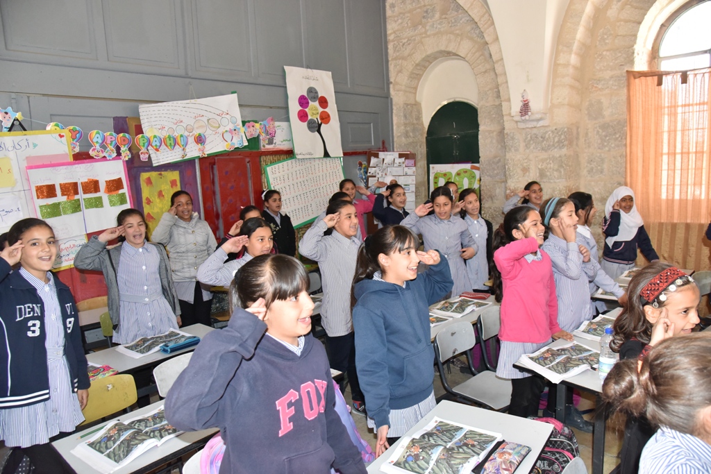 بمناسبة عيد الأم بلدية بيت لحم وحركة فتح ومديرية التربية والتعليم يعايدون المعلمات في المدارس