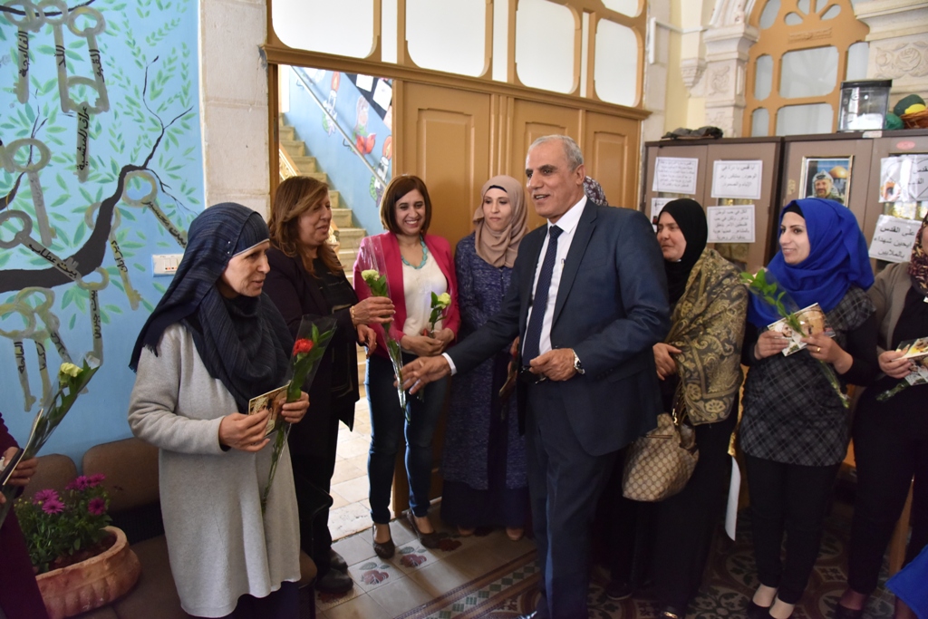 بمناسبة عيد الأم بلدية بيت لحم وحركة فتح ومديرية التربية والتعليم يعايدون المعلمات في المدارس