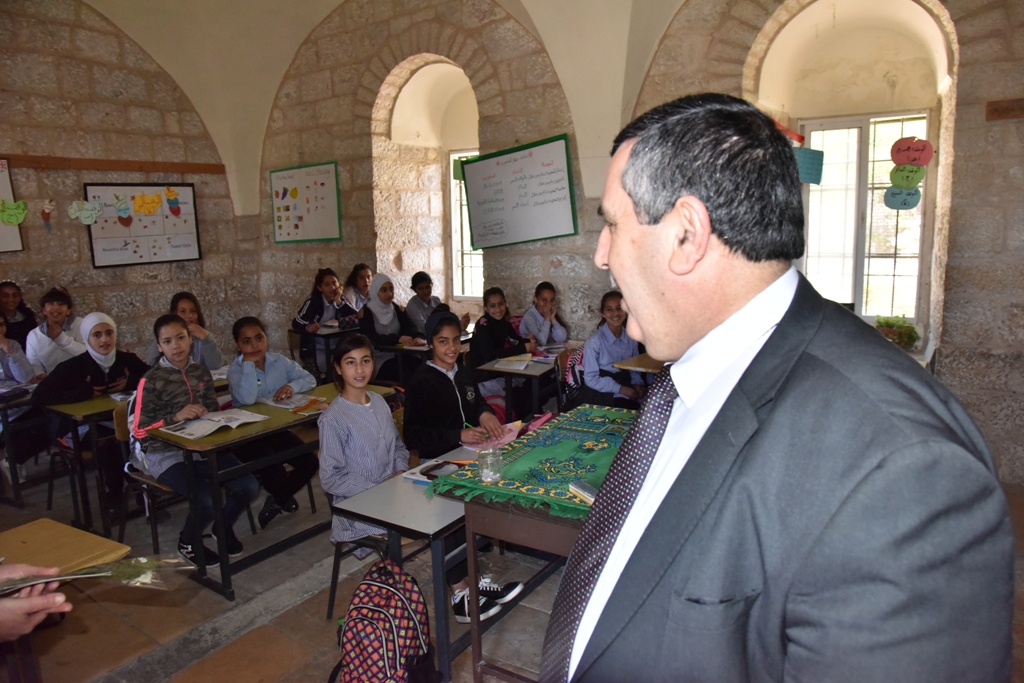 بمناسبة عيد الأم بلدية بيت لحم وحركة فتح ومديرية التربية والتعليم يعايدون المعلمات في المدارس