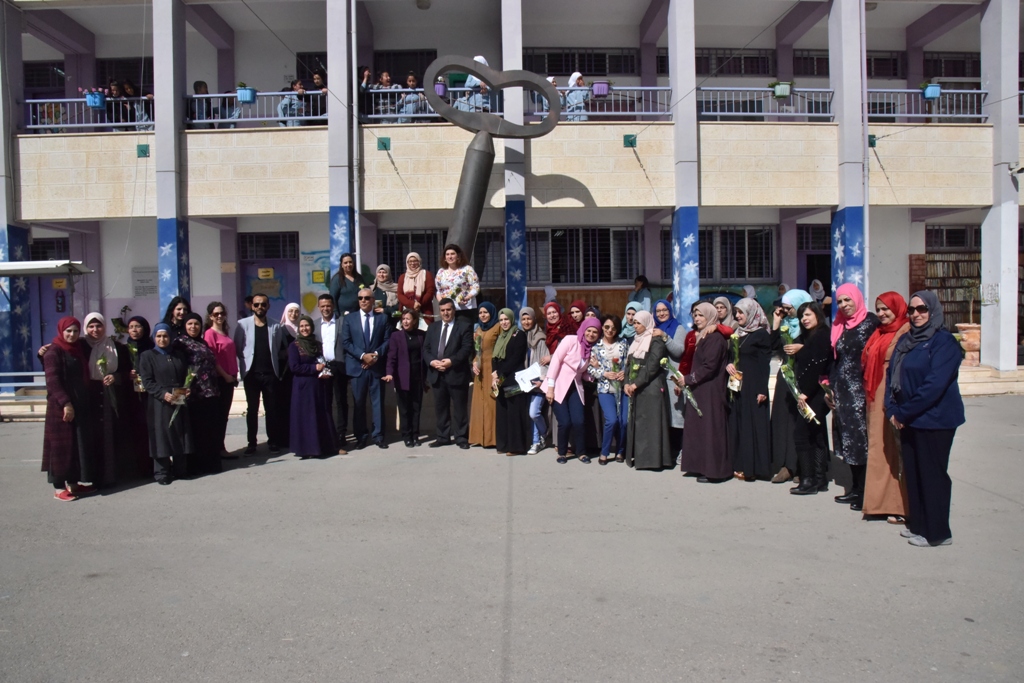 بمناسبة عيد الأم بلدية بيت لحم وحركة فتح ومديرية التربية والتعليم يعايدون المعلمات في المدارس