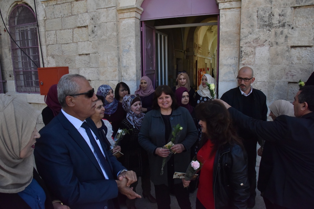 بمناسبة عيد الأم بلدية بيت لحم وحركة فتح ومديرية التربية والتعليم يعايدون المعلمات في المدارس