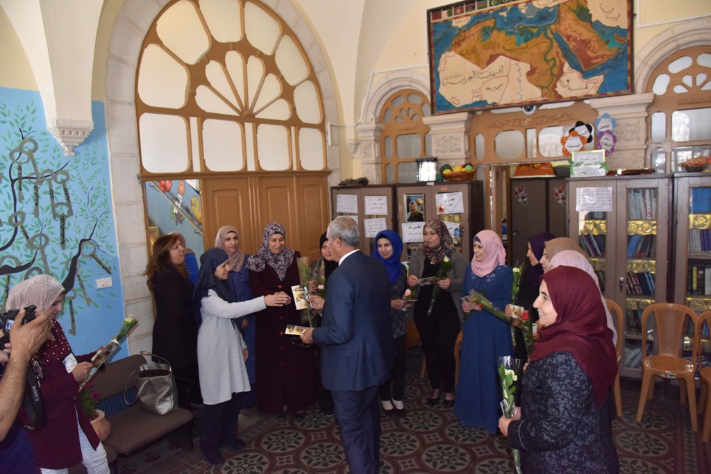 بمناسبة عيد الأم بلدية بيت لحم وحركة فتح ومديرية التربية والتعليم يعايدون المعلمات في المدارس