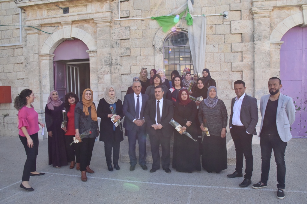 بمناسبة عيد الأم بلدية بيت لحم وحركة فتح ومديرية التربية والتعليم يعايدون المعلمات في المدارس