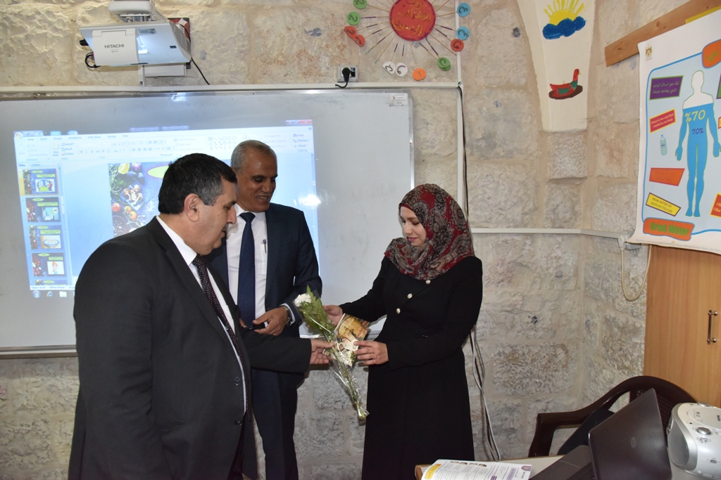 بمناسبة عيد الأم بلدية بيت لحم وحركة فتح ومديرية التربية والتعليم يعايدون المعلمات في المدارس