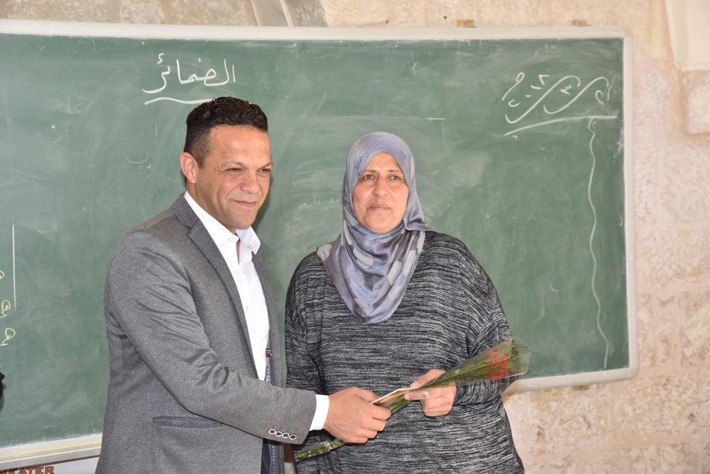 بمناسبة عيد الأم بلدية بيت لحم وحركة فتح ومديرية التربية والتعليم يعايدون المعلمات في المدارس