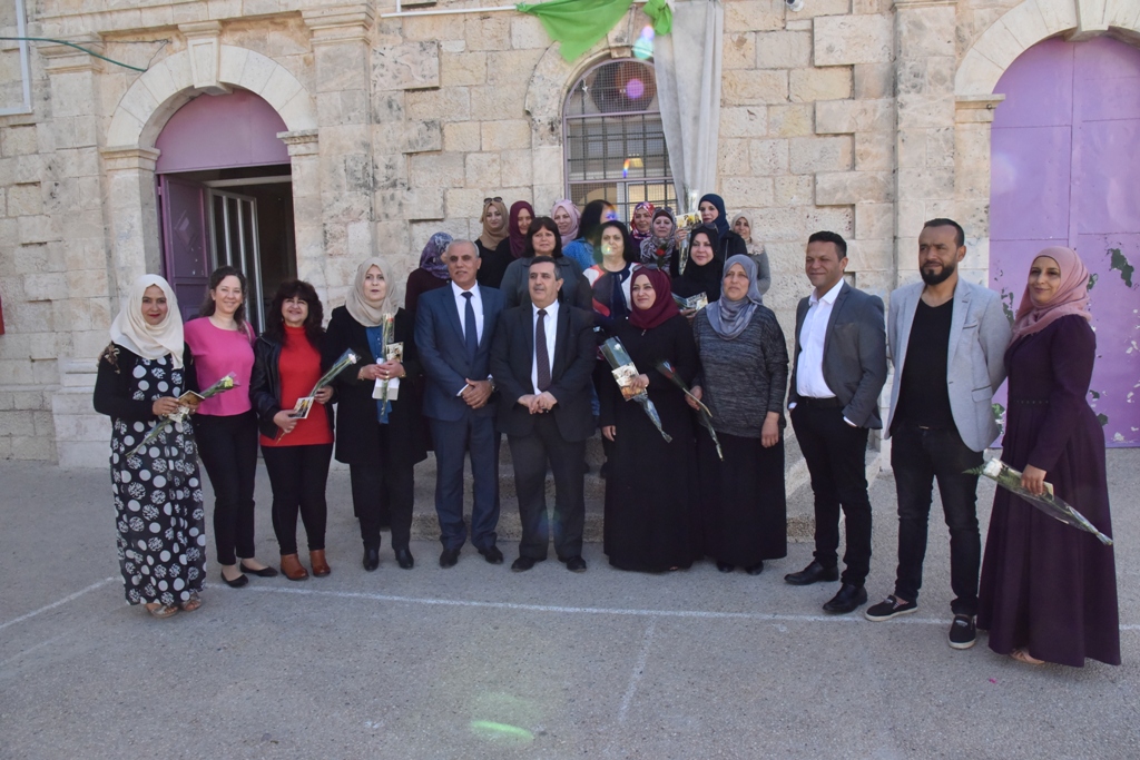 بمناسبة عيد الأم بلدية بيت لحم وحركة فتح ومديرية التربية والتعليم يعايدون المعلمات في المدارس