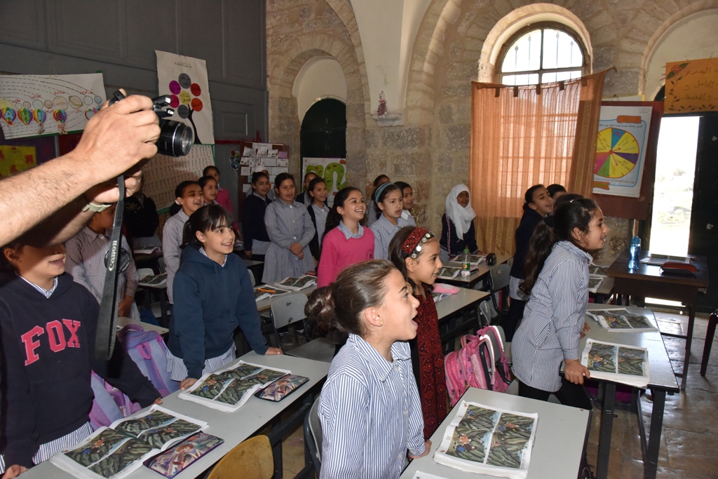 بمناسبة عيد الأم بلدية بيت لحم وحركة فتح ومديرية التربية والتعليم يعايدون المعلمات في المدارس