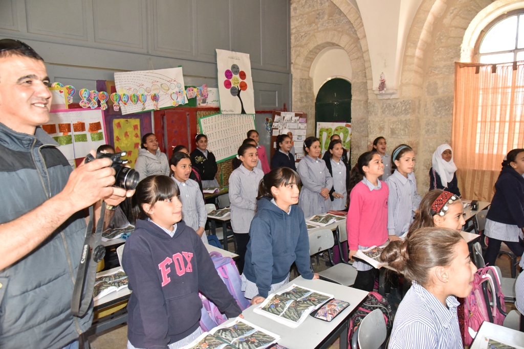 بمناسبة عيد الأم بلدية بيت لحم وحركة فتح ومديرية التربية والتعليم يعايدون المعلمات في المدارس