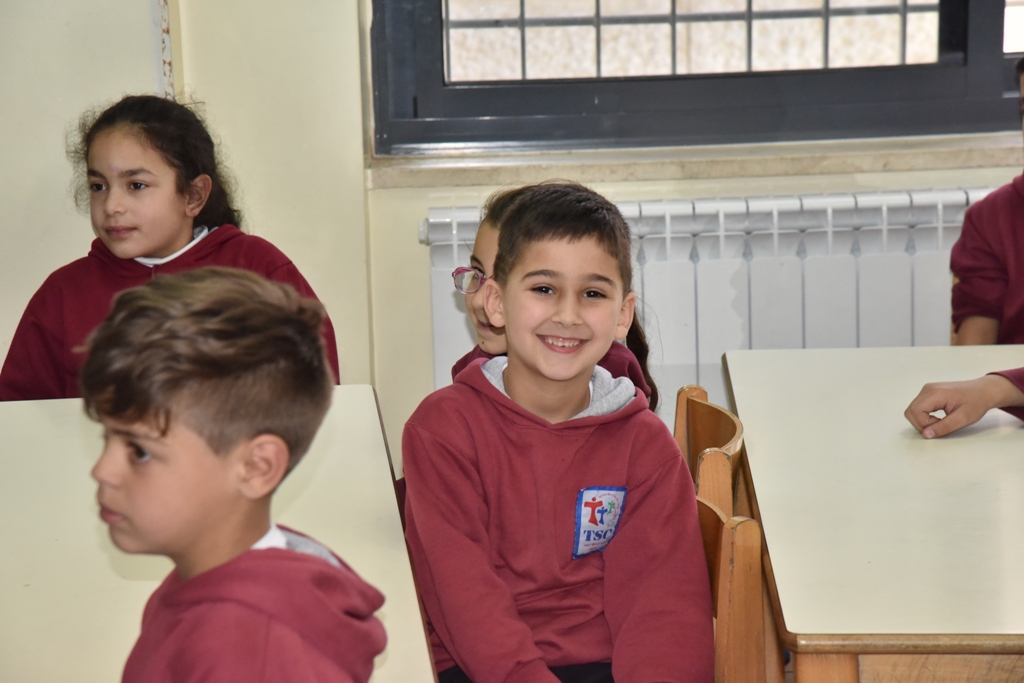 بمناسبة عيد الأم بلدية بيت لحم وحركة فتح ومديرية التربية والتعليم يعايدون المعلمات في المدارس