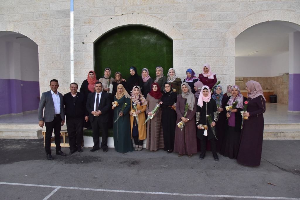 بمناسبة عيد الأم بلدية بيت لحم وحركة فتح ومديرية التربية والتعليم يعايدون المعلمات في المدارس