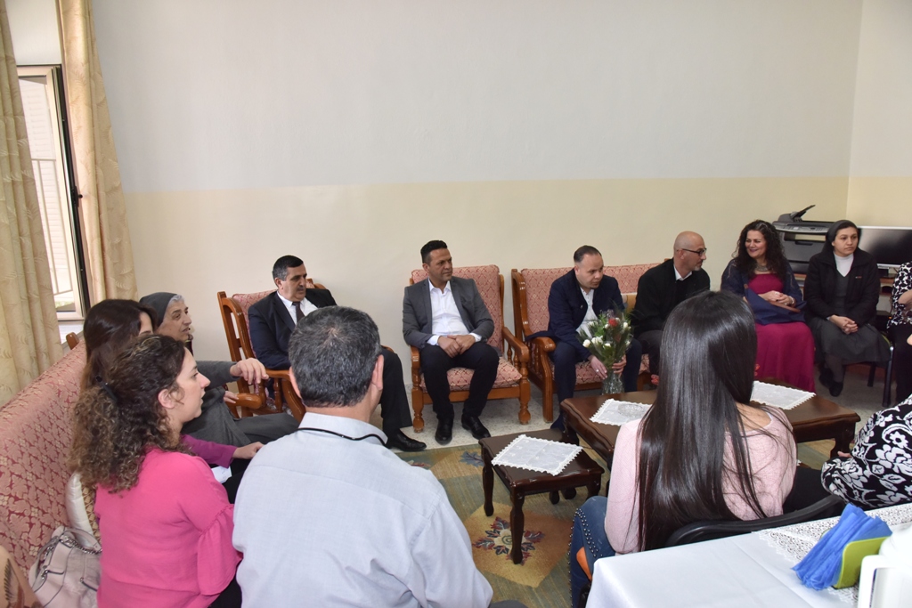 بمناسبة عيد الأم بلدية بيت لحم وحركة فتح ومديرية التربية والتعليم يعايدون المعلمات في المدارس