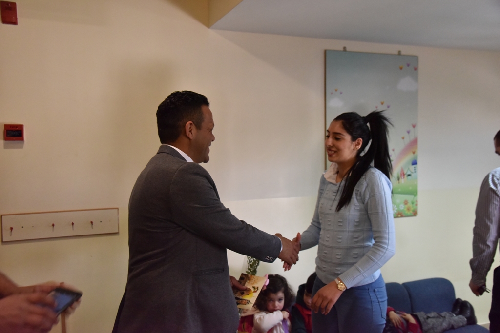 بمناسبة عيد الأم بلدية بيت لحم وحركة فتح ومديرية التربية والتعليم يعايدون المعلمات في المدارس