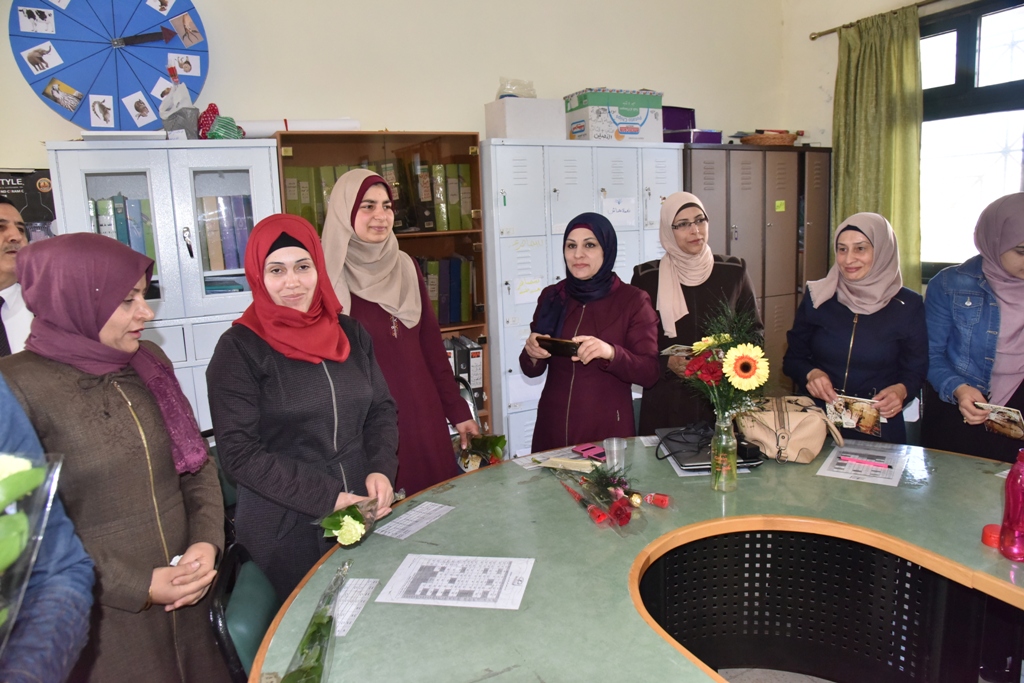 بمناسبة عيد الأم بلدية بيت لحم وحركة فتح ومديرية التربية والتعليم يعايدون المعلمات في المدارس