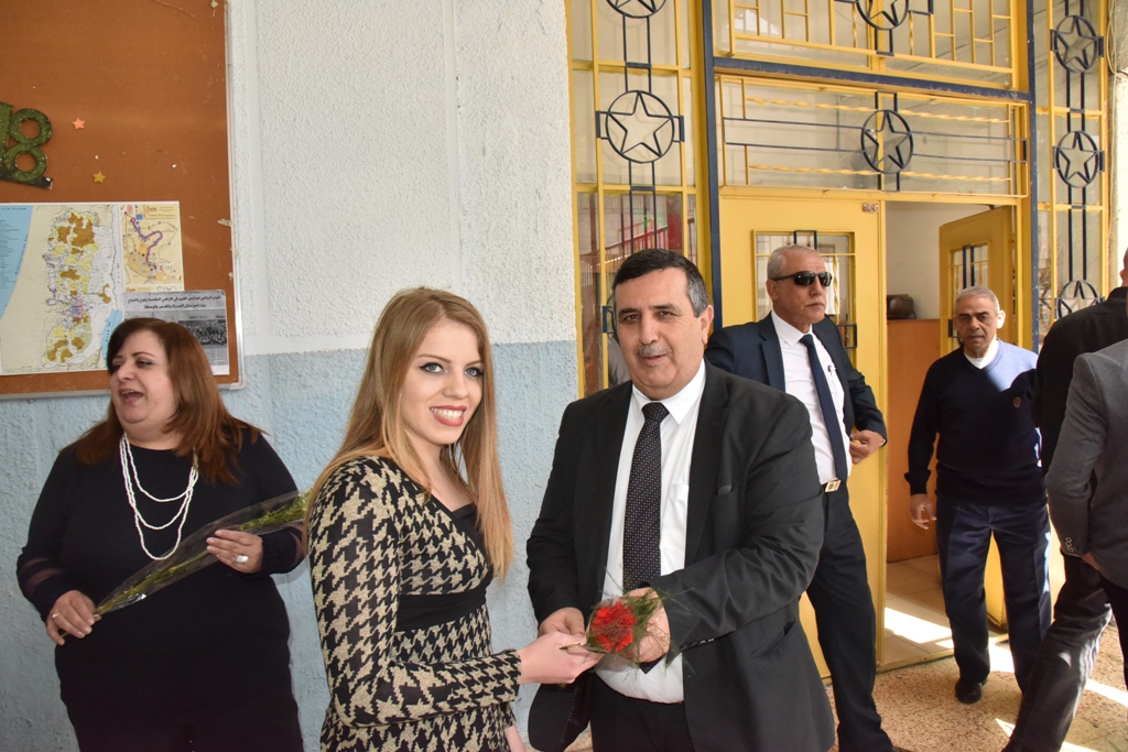 بمناسبة عيد الأم بلدية بيت لحم وحركة فتح ومديرية التربية والتعليم يعايدون المعلمات في المدارس