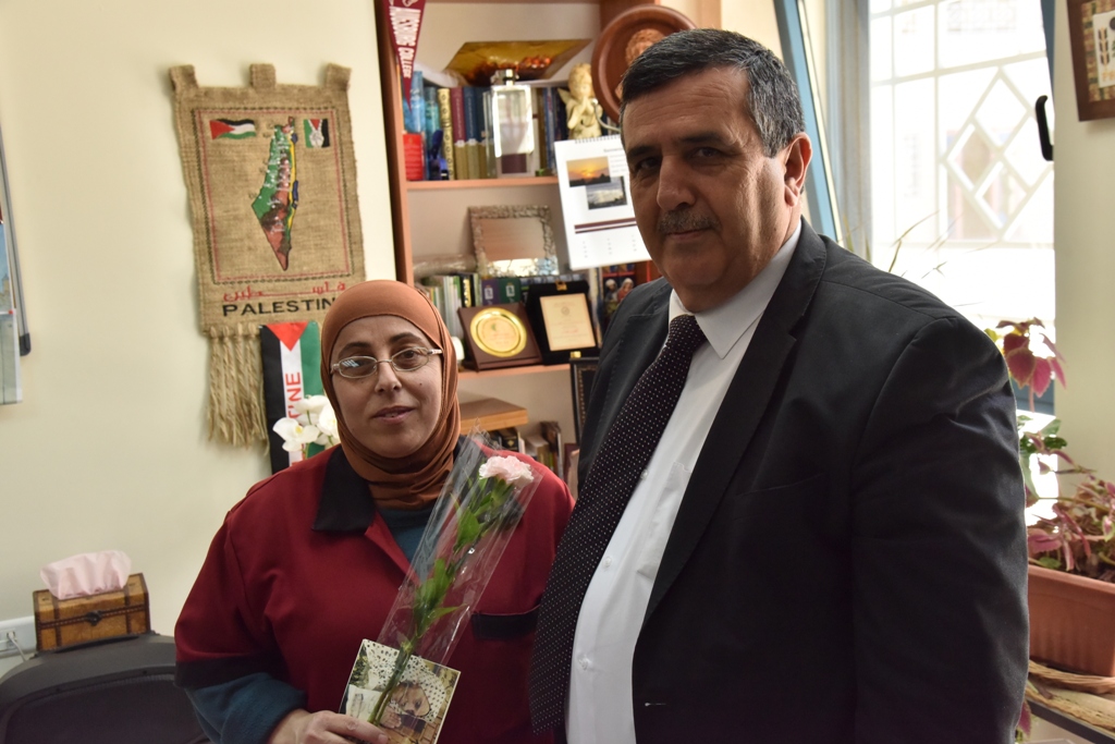 بمناسبة عيد الأم بلدية بيت لحم وحركة فتح ومديرية التربية والتعليم يعايدون المعلمات في المدارس