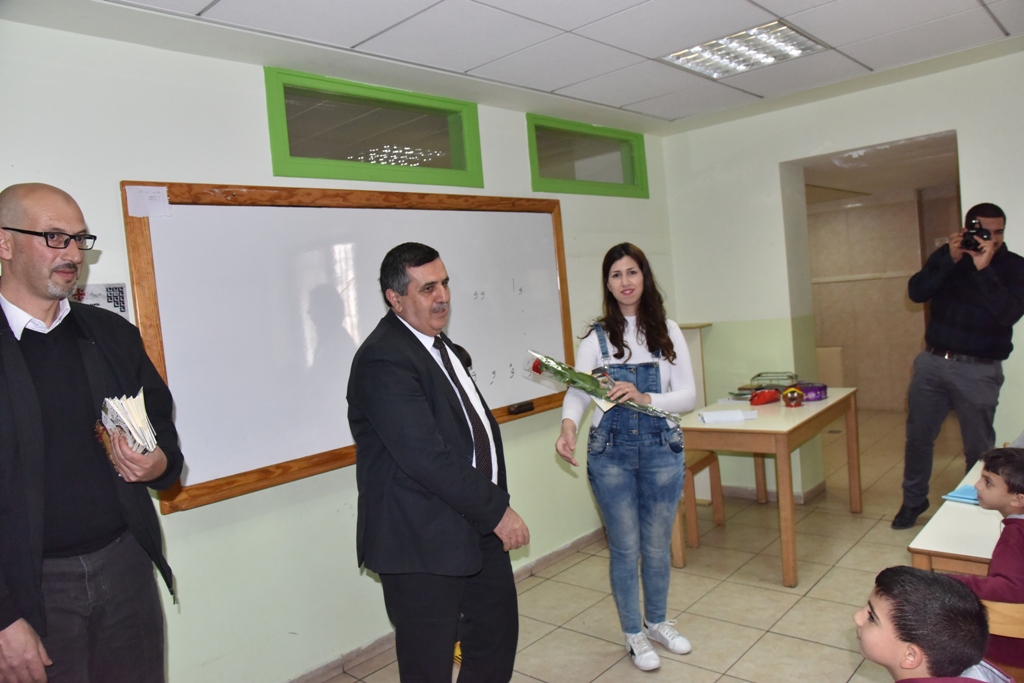 بمناسبة عيد الأم بلدية بيت لحم وحركة فتح ومديرية التربية والتعليم يعايدون المعلمات في المدارس