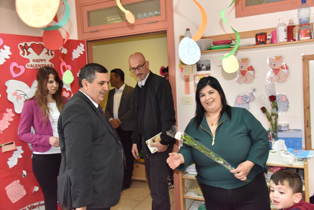 بمناسبة عيد الأم بلدية بيت لحم وحركة فتح ومديرية التربية والتعليم يعايدون المعلمات في المدارس