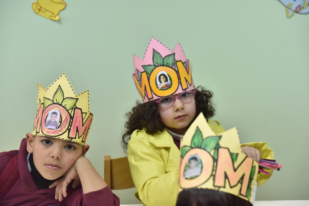 بمناسبة عيد الأم بلدية بيت لحم وحركة فتح ومديرية التربية والتعليم يعايدون المعلمات في المدارس