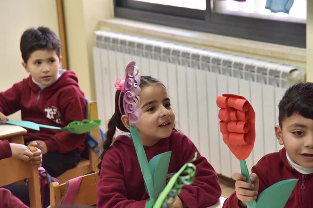 بمناسبة عيد الأم بلدية بيت لحم وحركة فتح ومديرية التربية والتعليم يعايدون المعلمات في المدارس