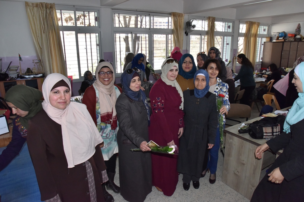 بمناسبة عيد الأم بلدية بيت لحم وحركة فتح ومديرية التربية والتعليم يعايدون المعلمات في المدارس