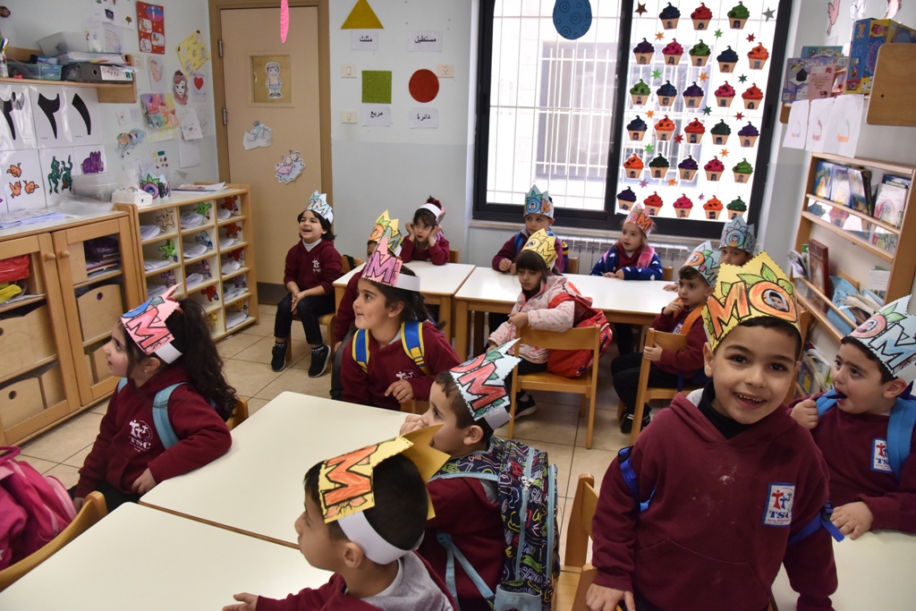 بمناسبة عيد الأم بلدية بيت لحم وحركة فتح ومديرية التربية والتعليم يعايدون المعلمات في المدارس