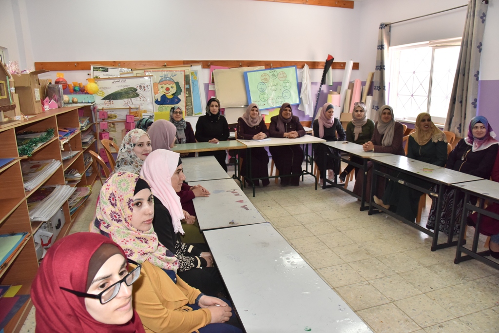 بمناسبة عيد الأم بلدية بيت لحم وحركة فتح ومديرية التربية والتعليم يعايدون المعلمات في المدارس