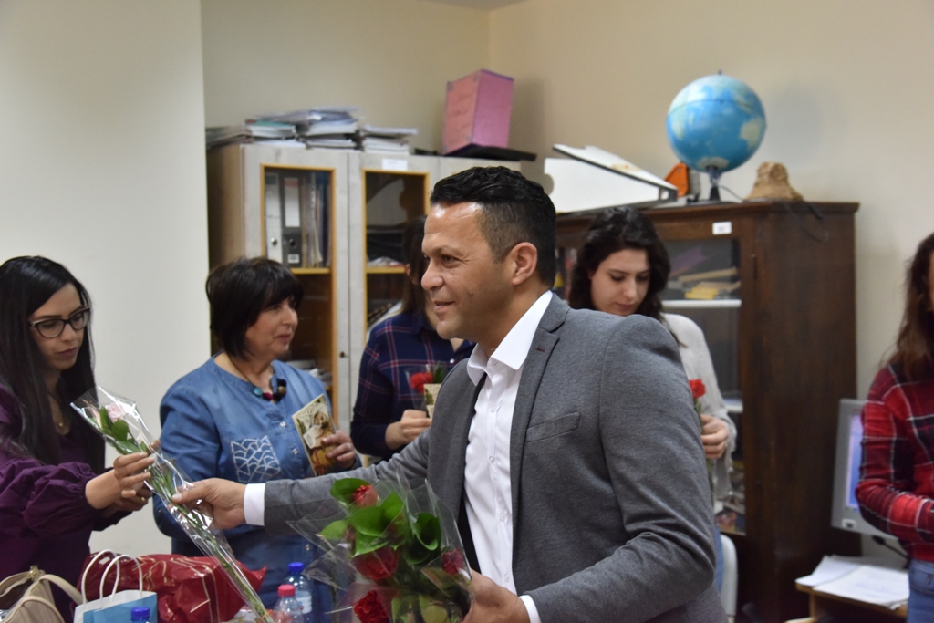 بمناسبة عيد الأم بلدية بيت لحم وحركة فتح ومديرية التربية والتعليم يعايدون المعلمات في المدارس