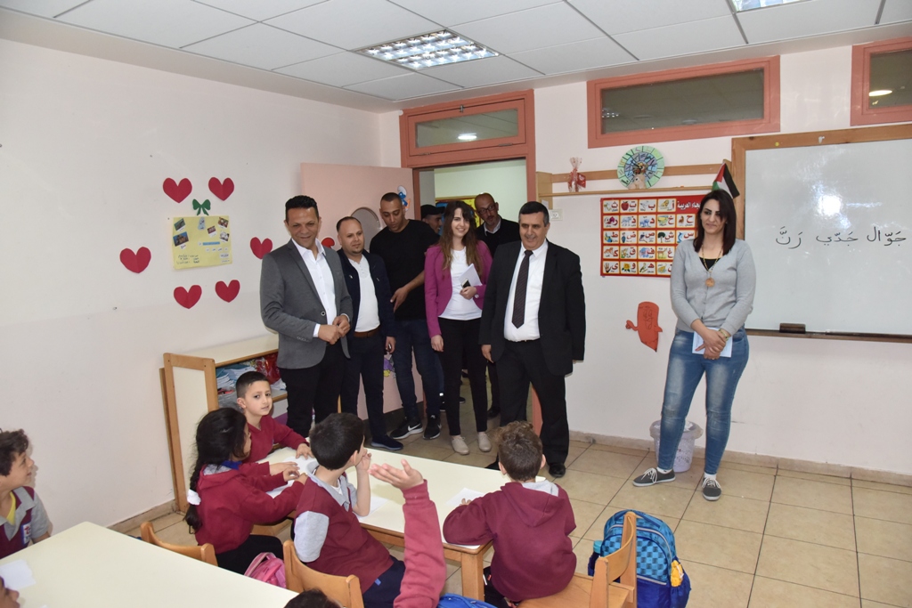 بمناسبة عيد الأم بلدية بيت لحم وحركة فتح ومديرية التربية والتعليم يعايدون المعلمات في المدارس