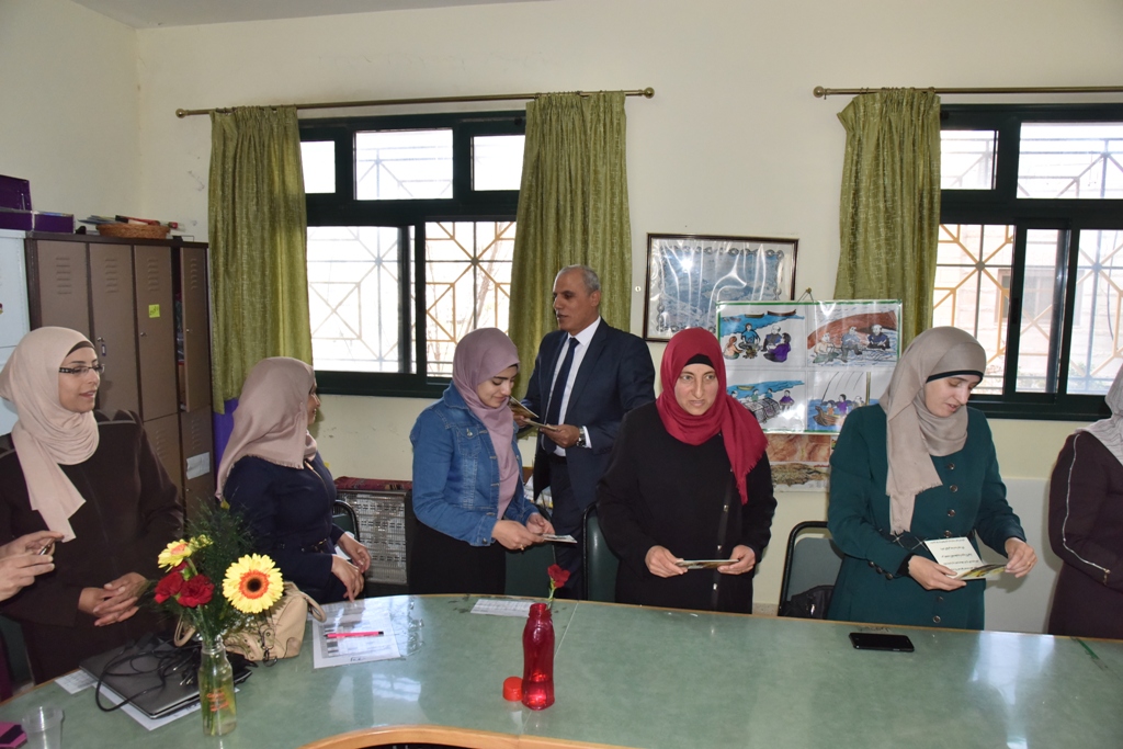 بمناسبة عيد الأم بلدية بيت لحم وحركة فتح ومديرية التربية والتعليم يعايدون المعلمات في المدارس
