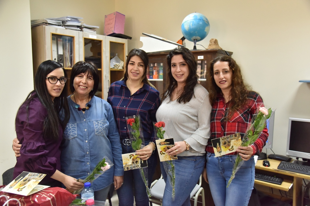 بمناسبة عيد الأم بلدية بيت لحم وحركة فتح ومديرية التربية والتعليم يعايدون المعلمات في المدارس