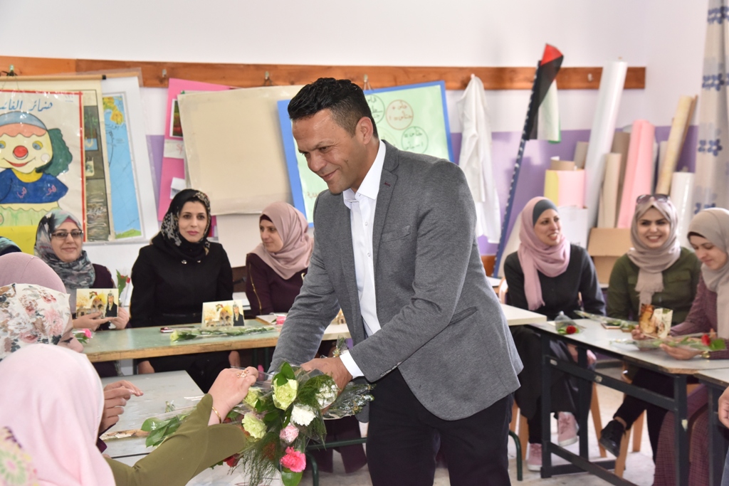 بمناسبة عيد الأم بلدية بيت لحم وحركة فتح ومديرية التربية والتعليم يعايدون المعلمات في المدارس
