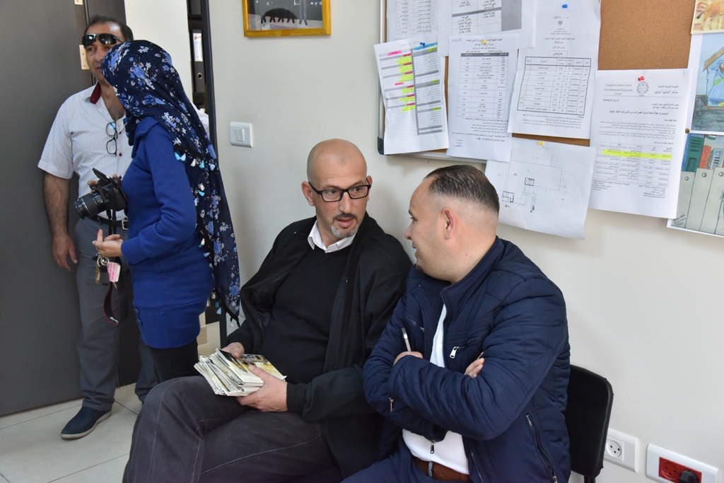 بمناسبة عيد الأم بلدية بيت لحم وحركة فتح ومديرية التربية والتعليم يعايدون المعلمات في المدارس