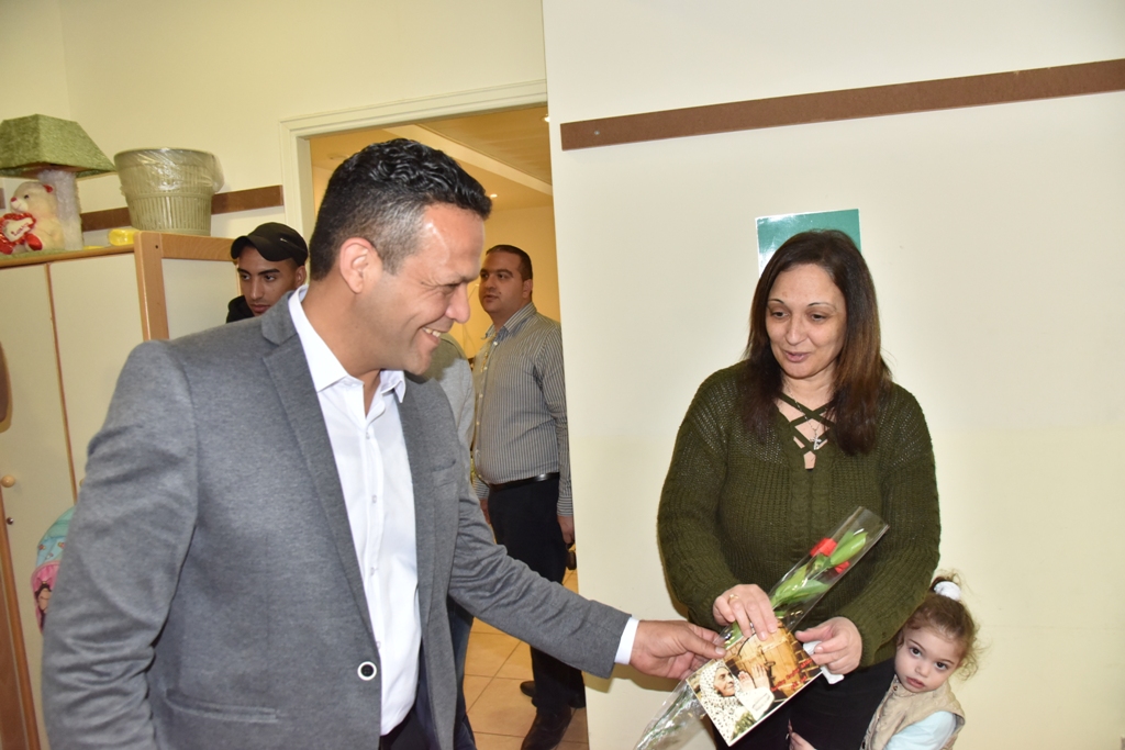 بمناسبة عيد الأم بلدية بيت لحم وحركة فتح ومديرية التربية والتعليم يعايدون المعلمات في المدارس